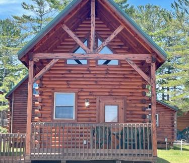 Mackinaw City Hotel | Cabins of Mackinac & Lodge