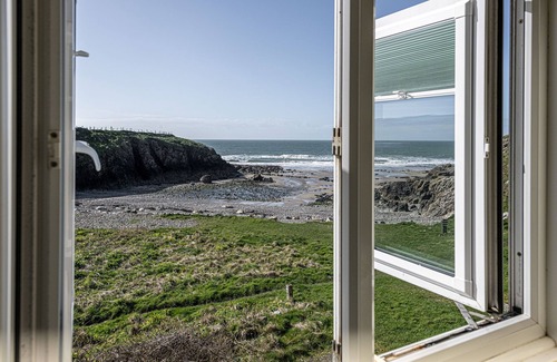 Cylch-Y-Garn Cottage | Cable Cottage - a coastal property that sleeps 8 guests in 4 bedrooms