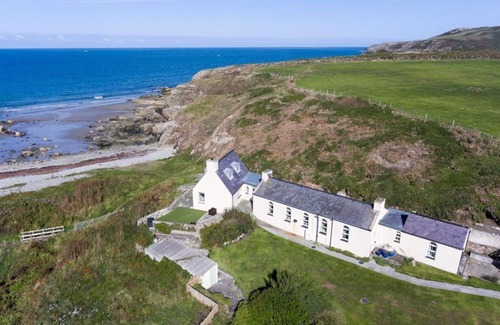 Cylch-Y-Garn Cottage | Cable Cottage - a coastal property that sleeps 8 guests in 4 bedrooms