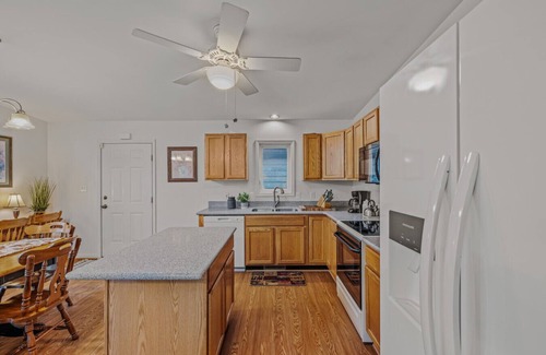 Berkeley Springs House | Cacapon Connected - wifi, fire pit, deck, king bed, game room, nearby golf
