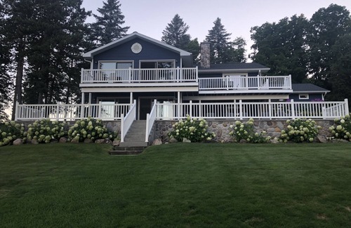 Cadillac House | Cadillac, MI - Spacious Lake House- Boggs N. Lodge n4 bedrooms - Sleeps 12-15
