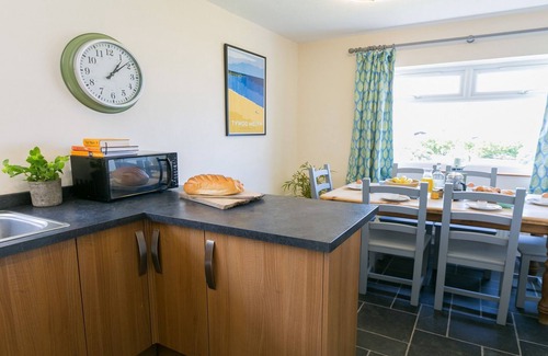 Edern Cottage | Cae Calch - a ground floor bedroom that sleeps 6 guests in 3 bedrooms