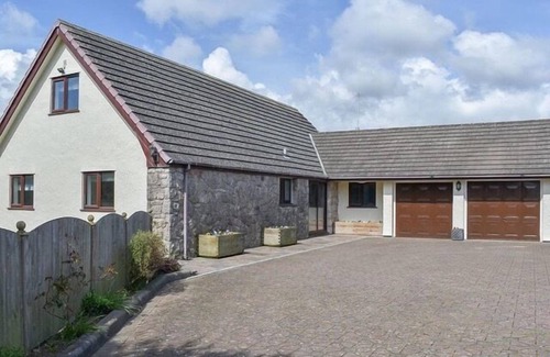 Brynteg Cottage | CAE COCH, pet friendly, with a garden in Benllech