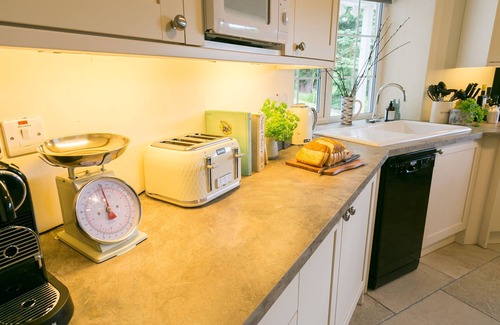 Llanfairfechan Cottage | Cae Mab Dafydd - a cosy fire that sleeps 3 guests in 2 bedrooms