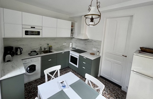 Quartier du chateau Apartment | Caen old town center, secure parking! Charming cottage with terrace & Garden.