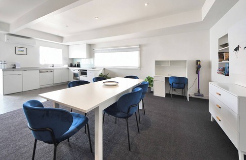 Portland Apartment | Cafes and shops at your front door