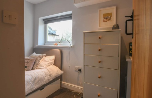 Westleton Cottage | CAINES COTTAGE, WESTLETON, pet friendly, with a garden in Westleton