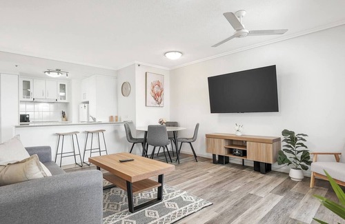 Cairns Central Business District Apartment | Cairns Skyline Chic Seaside Stay with Rooftop Pool