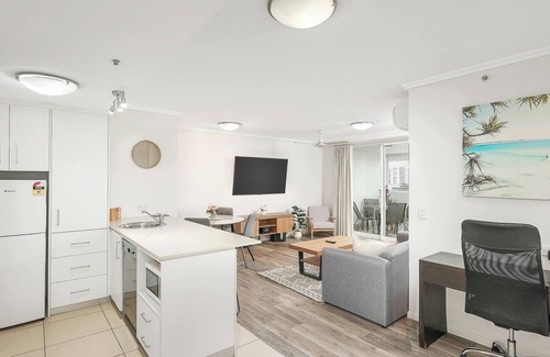 Cairns Central Business District Apartment | Cairns Skyline Chic Seaside Stay with Rooftop Pool