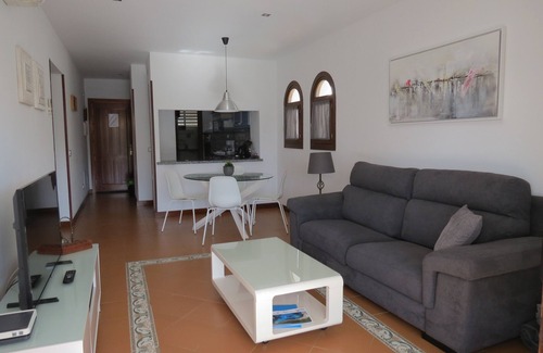 Cala d'Or Apartment | Cala D'Or Beautiful modern apartment, private garden, BBQ, swimming pools, beach