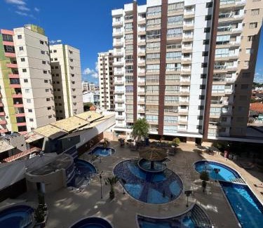 Assis Apartment | Caldas Novas - Condominio Casa da Madeira - ate 5 pessoas - PERMITIDO descer com bebida para o parque - Centro