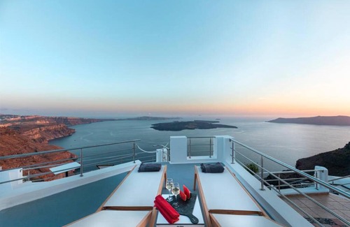 Imerovigli Villa | Calderas Hug & Panoramic Sea View - 3 Lux Suites
