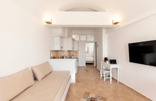 Imerovigli Villa | Calderas Hug & Panoramic Sea View - 3 Lux Suites