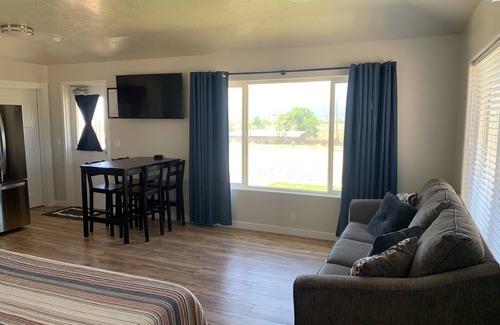 Escalante House | Calf Creek Cottage- clean home with beautiful views!