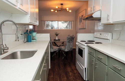 Sunnyside House | Calgary's Cozy Room Waterside Bi-Level lower level