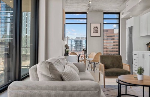 Connaught Apartment | Calgary Tower View | King Bed | Pool | Gym | AC