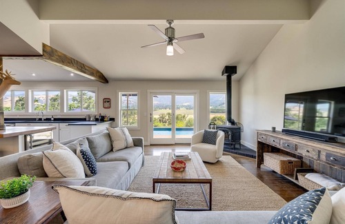 Calistoga House | Calistoga Vista - Complimentary wine tasting at Croix included!