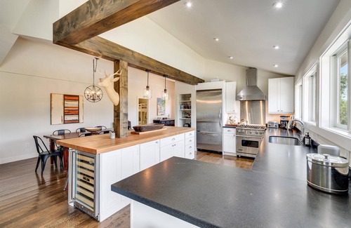 Calistoga House | Calistoga Vista - Complimentary wine tasting at Croix included!