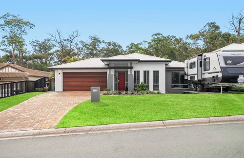 Upper Coomera House | Calm By Khove Summary