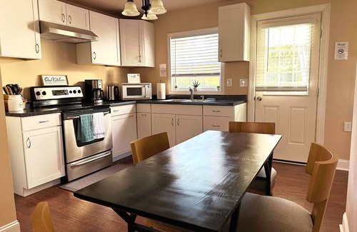 Salisbury House | Calm&Cozy Vibes - king bed+grill+firepit+fenced backyard