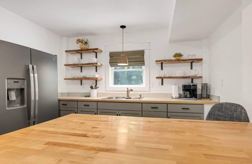 Sea Scape Apartment | "Calm it Down" Bikes, Beach, and 5 star reviews!