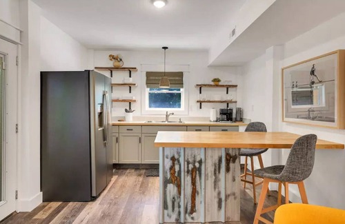 Sea Scape Apartment | "Calm it Down" Bikes, Beach, and 5 star reviews!