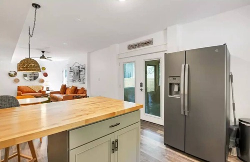 Sea Scape Apartment | "Calm it Down" Bikes, Beach, and 5 star reviews!