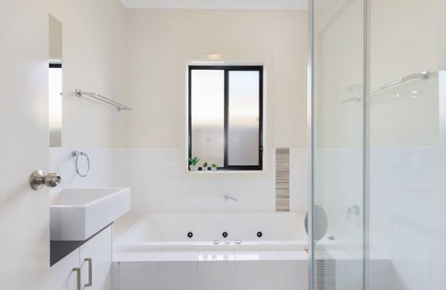 Moonta Bay Hotel | Calm Waters, Moonta Bay