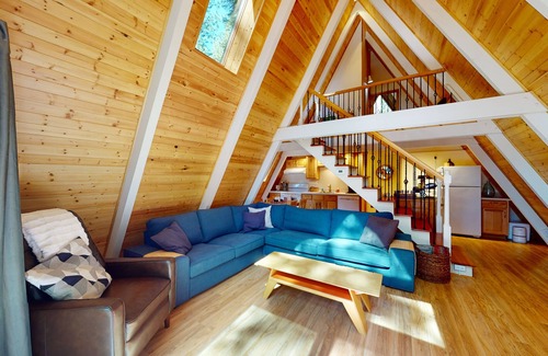 Arnold Cabin | Calming, dog-friendly cabin in the woods with firepit, deck & board games