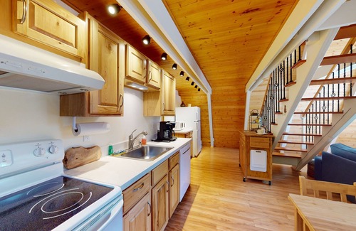 Arnold Cabin | Calming, dog-friendly cabin in the woods with firepit, deck & board games