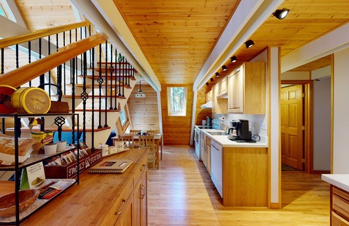 Arnold Cabin | Calming, dog-friendly cabin in the woods with firepit, deck & board games