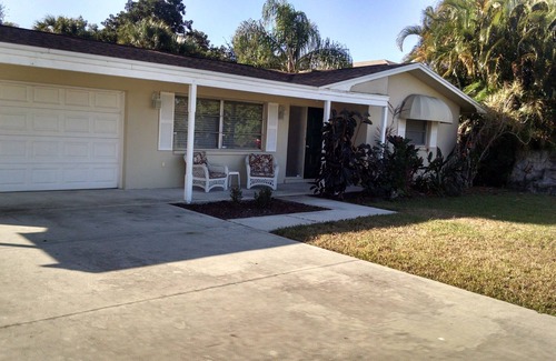 Fort Myers Shores House | Caloosahatchee Boaters: Tropical Bungalow with Water View