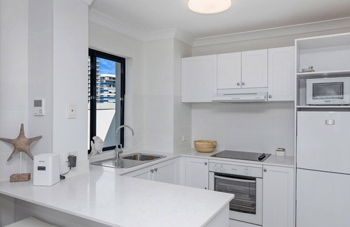 Coolangatta Apartment | Calypso Plaza Resort Unit 462 Resort style complex on the beachfront in the heart of Coolangatta