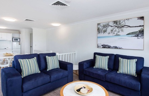 Coolangatta Apartment | Calypso Plaza Resort Unit 462 Resort style complex on the beachfront in the heart of Coolangatta