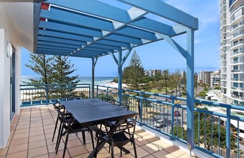 Coolangatta Apartment | Calypso Plaza Resort Unit 462 Resort style complex on the beachfront in the heart of Coolangatta