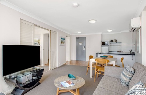 Coolangatta Apartment | Calypso Plaza Resort Unit 429 Beachfront Resort Style complex in the heart of Coolangatta