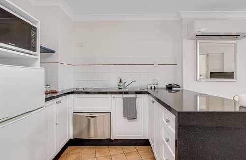 Coolangatta Apartment | Calypso Plaza Resort Unit 429 Beachfront Resort Style complex in the heart of Coolangatta