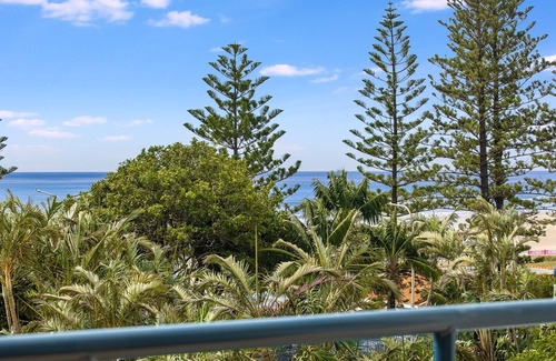 Coolangatta Apartment | Calypso Plaza Resort Unit 429 Beachfront Resort Style complex in the heart of Coolangatta