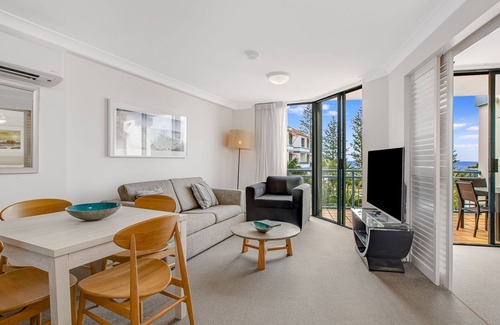 Coolangatta Apartment | Calypso Plaza Resort Unit 429 Beachfront Resort Style complex in the heart of Coolangatta