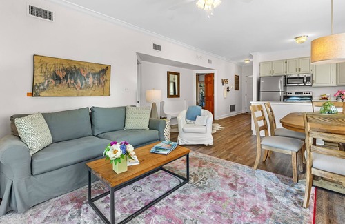 Fairhope Apartment | Camellia at Jubilee Suites Bed & Breakfast. 2K/2B.