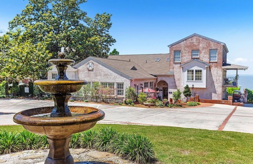 Fairhope Apartment | Camellia at Jubilee Suites Bed & Breakfast. 2K/2B.