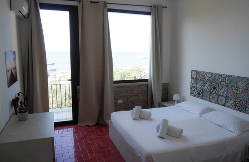 San Leonardo Bed & Breakfast | Camera Matrimoniale Vista Mare a due Passi Dalle Saline e Scuole Kitesurf