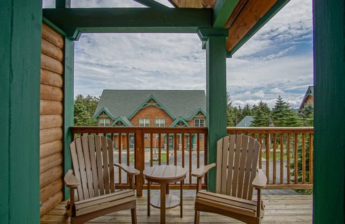 Snowshoe House | Camp 4 # 11: 3 Bedrooms + Bonus Sleeping Den, 3.5 Baths: Slope Side