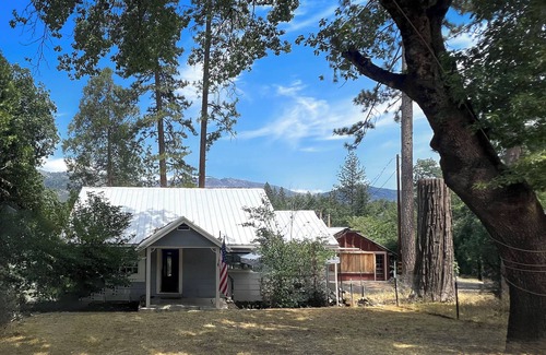 North Fork Cabin | Camp Andrus - Pet Friendly Cabin 45mins to Yosemite