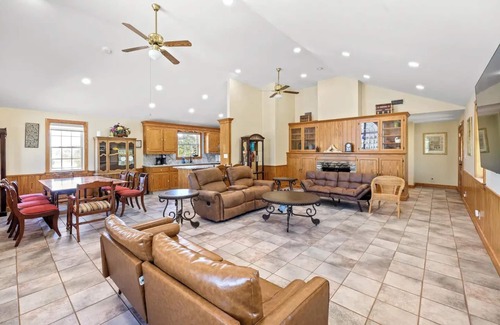 Dripping Springs House | Camp Orion - Spacious 6-bedroom with AC and WiFi in welcoming Dripping Springs