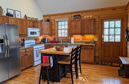 Deep Gap Cabin | Camp Sasquatch - Sleeps 8 - Pets Ok - Hike - Fish