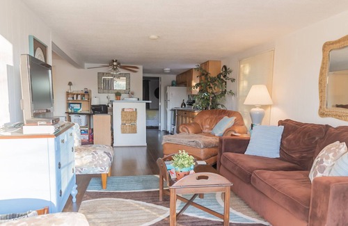Crossville Cottage | Camp Vista del Sol-Waterfront home, convenient to many state parks!