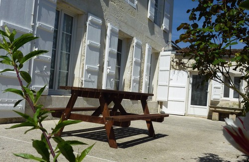 Saintes House | CAMPAIGN IN CITY. Heated private pool. On the edge of Charente in Saintes.