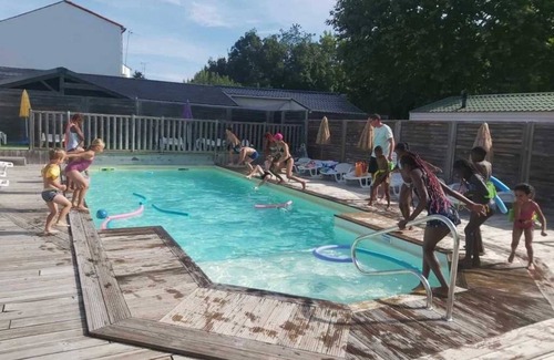 Surgeres House | Camping 3 étoiles - Piscine - ccbbbdi
