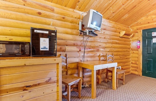 St. Charles Cabin | Camping studio with well-equipped kitchenette
